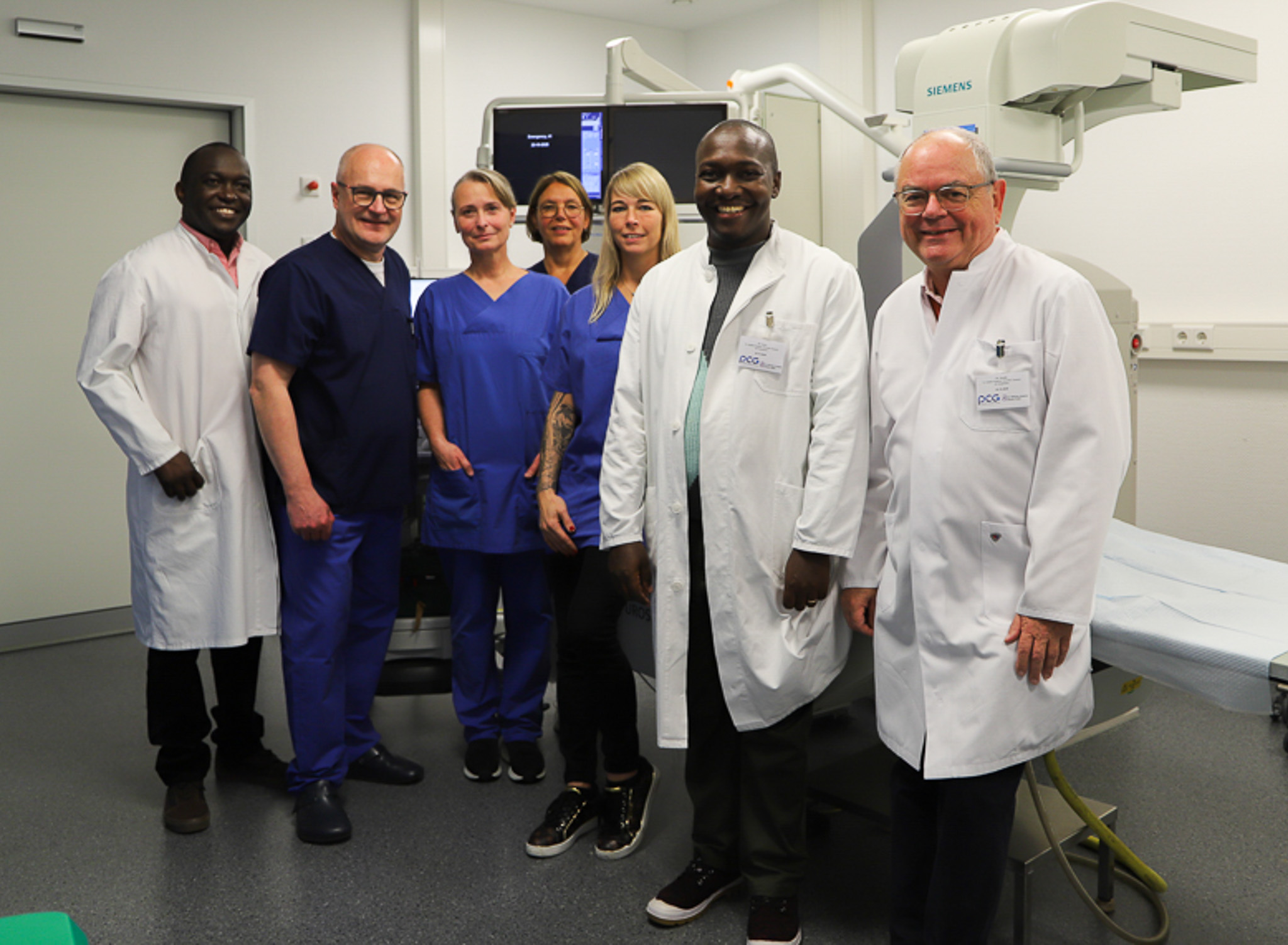 Von links: Dr. Titus Ndimbo, Dr. Jörg Zinke, Chefarzt der Urologie, Petra Blome, Endourologische OP- und Funktionseinheit, Ines Effing, Ltg. Patientenmanagement Ambulanz, Jacqueline von der Grinten, Ltg. Endourologische OP- und Funktionseinheit, Dr. Christopher Mfinanga und Dr. Ansgar Stüfe. Von links: Dr. Titus Ndimbo, Dr. Jörg Zinke, Chefarzt der Urologie, Petra Blome, Endourologische OP- und Funktionseinheit, Ines Effing, Ltg. Patientenmanagement Ambulanz, Jacqueline von der Grinten, Ltg. Endourologische OP- und Funktionseinheit, Dr. Christopher Mfinanga und Dr. Ansgar Stüfe.