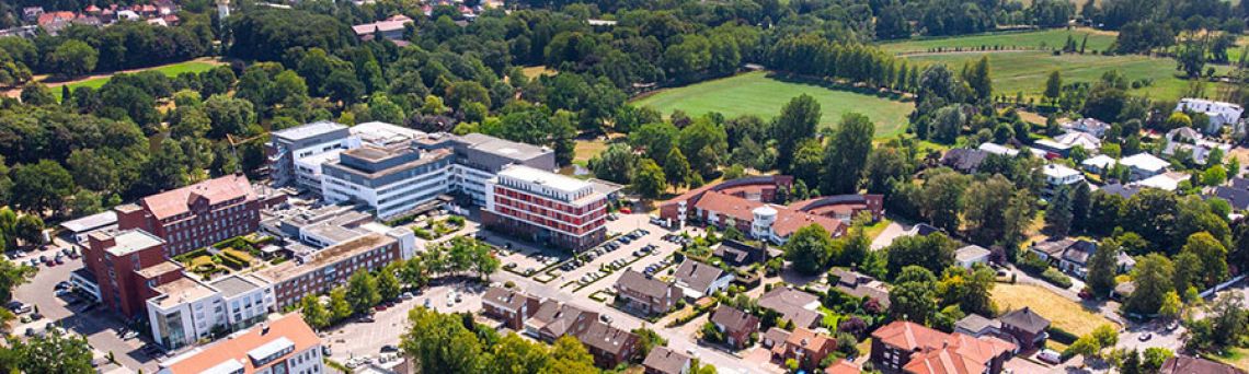 Luftbild vom St. Antonius-Hospital Gronau, zentral das rote Gebäude, in dem die Urologie ist. 