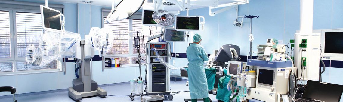 View of an operating room with a da Vinci robot