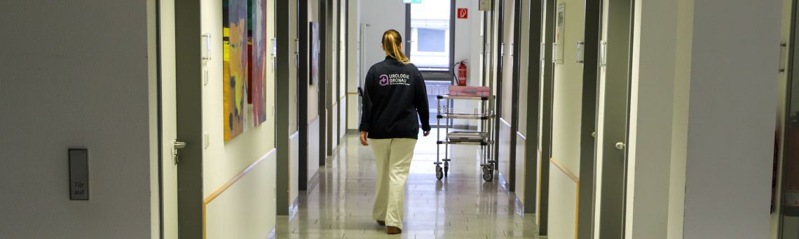 An employee of the urology department in Gronau walks down the hallway of the clinic.