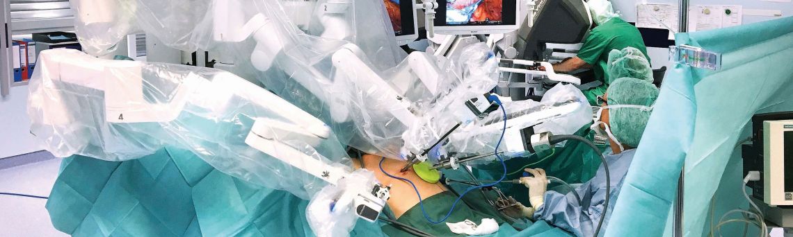 Blick in einen OP-Saal mit einem da Vinci-Operationssystem. 