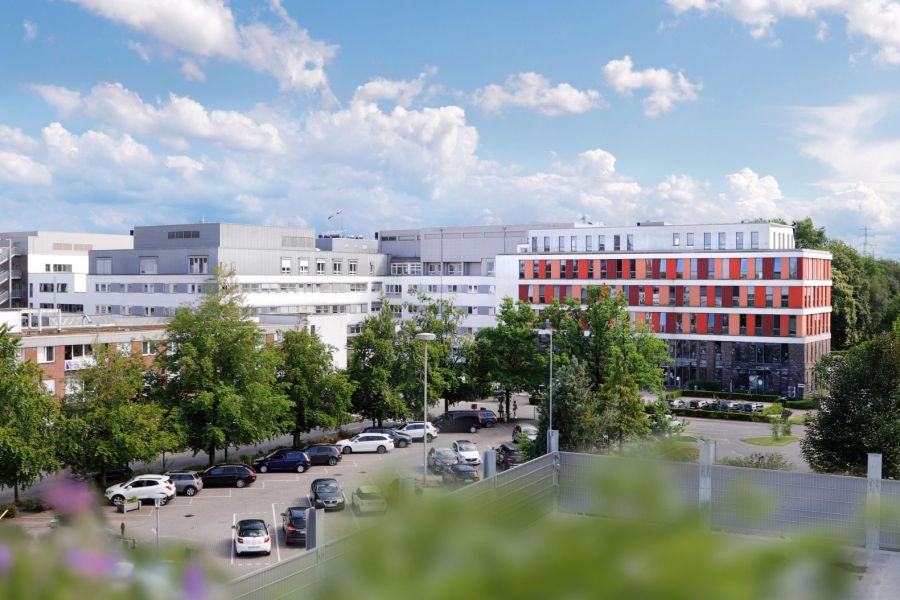 Uitzicht vanaf de noordzijde op het St. Antonius Ziekenhuis met het urologiegebouw