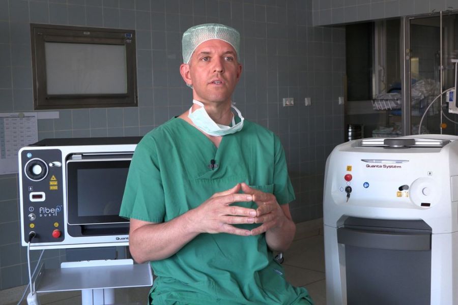 Dr. med. Armin Secker vor einem Laser-Operationsinstrument. 