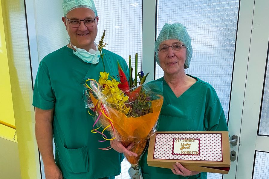 Jeannette ter Horst Hill war vor 20 Jahren dabei, als das da Vinci-Operationssystem in Gronau zum ersten Mal zum Einsatz kam. Dr. Christian Wagner gratulierte.