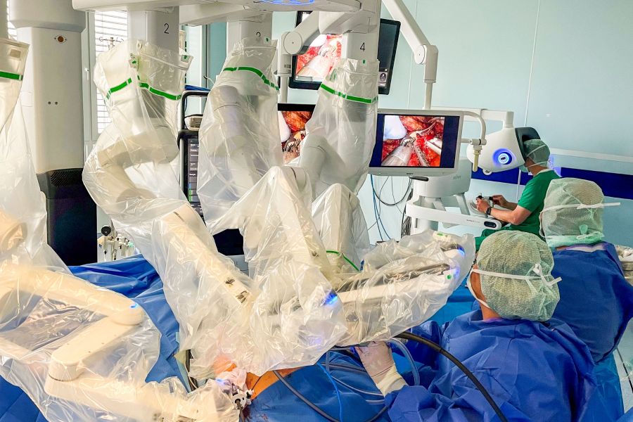 Robotic-assisted surgery by da Vinci in Gronau