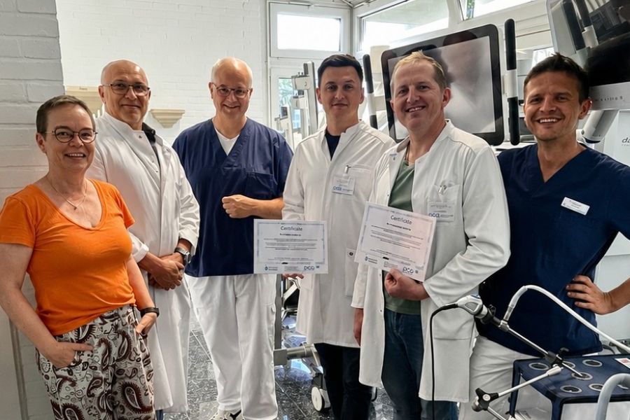 Von links: Indren Christine Thewes (Organisatorische Leitung Training Center), Dr. Oleg Voylenko, Chefarzt Dr. Christian Wagner (Leiter Training Center), Оleksandr Banas, Oleksandr Shykida und Oberarzt Yurii Zhylchuk.