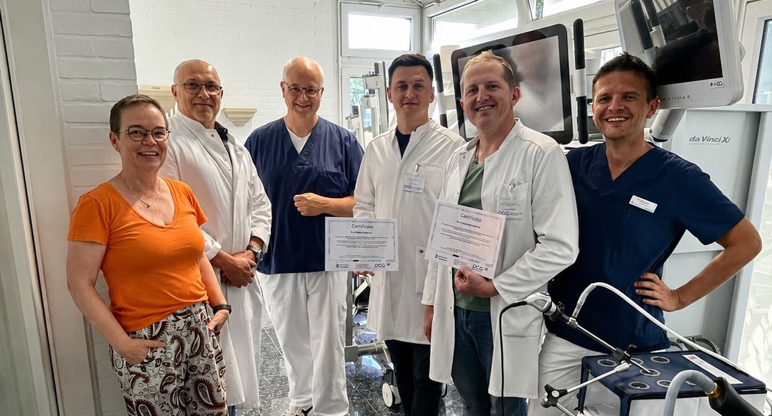 Indren Christine Thewes (Organisatorische Leitung Training Center), Dr. Oleg Voylenko, Chefarzt Dr. Christian Wagner (Leiter Training Center), Оleksandr Banas, Oleksandr Shykida und Oberarzt Yurii Zhylchuk. Von links: Indren Christine Thewes (Organisatorische Leitung Training Center), Dr. Oleg Voylenko, Chefarzt Dr. Christian Wagner (Leiter Training Center), Оleksandr Banas, Oleksandr Shykida und Oberarzt Yurii Zhylchuk.